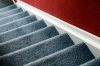 Cómo instalar alfombras en una escalinata