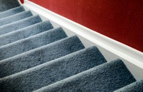 Imagen ilustrativa del artículo Cómo instalar alfombras en una escalinata